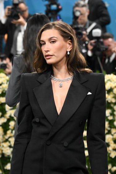 المجوهرات الفاخرة تتحول إلى حديث حفل Met Gala  لعام 2025 والقلادات المرصعة بالألماس والأحجار الكريمة تتصدر المنافسة بين النج